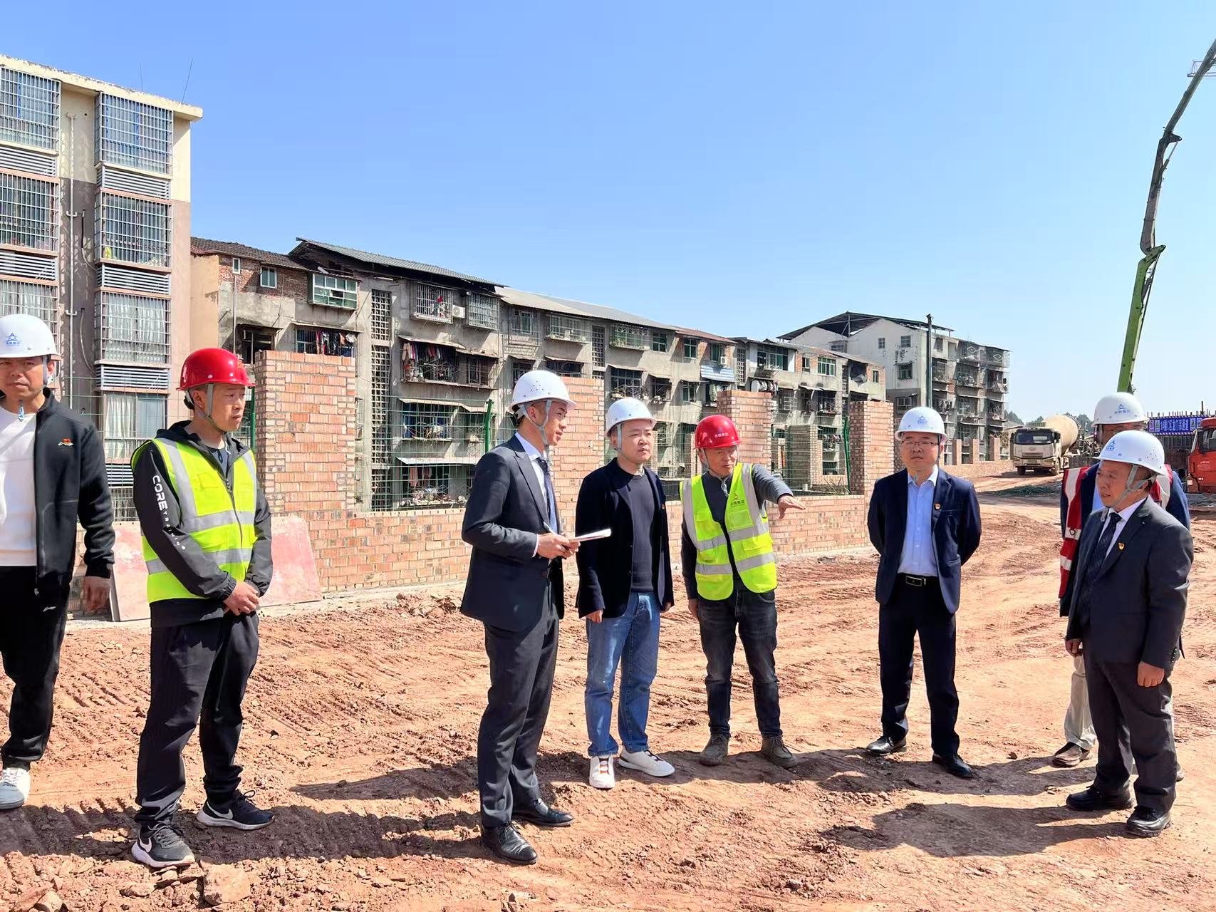 副总经理黄顺安一行视察安居拦江中学项目 (2).jpg