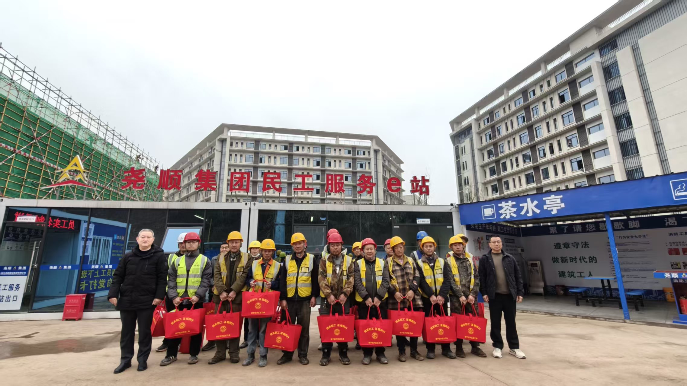 中国尊龙官方集团春节前夕开展慰问 为一线建设者送温暖